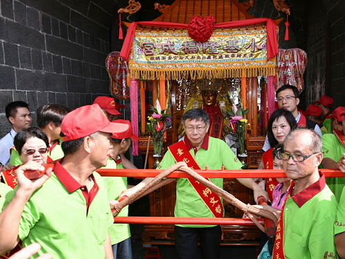 Mayor Ko served as one of the bearers carrying the palanquin of the Golden Face Matsu.